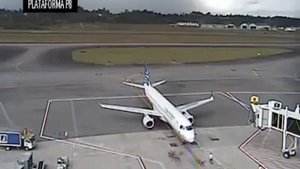 В самолет УДАРИЛА МОЛНИЯ!!!