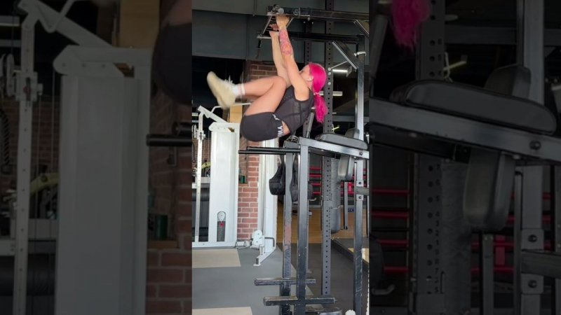 Подъем ног в висе на перекладине #motivation #спортивная #strongwomen