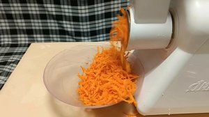Мясорубка Ротор ДИВА ЭМШ 35/300-4 - приготовление моркови
