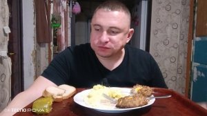 мукбанг/обжор/пюре картофельное с мясными гнёздами,солёный огурец/