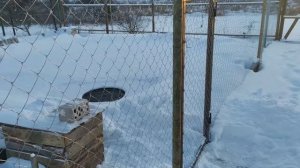 Пруд на даче зимой