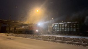 "Встреча зелёного и хоза!" Электровоз ВЛ10У с грузовым и тепловоз 2М62У с хозяйственным поездами