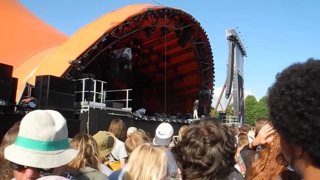 Damon Albarn declares a moment of silence for the victims of Istambul terror attack смотреть онлайн