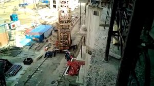 Кран толкают рабочие