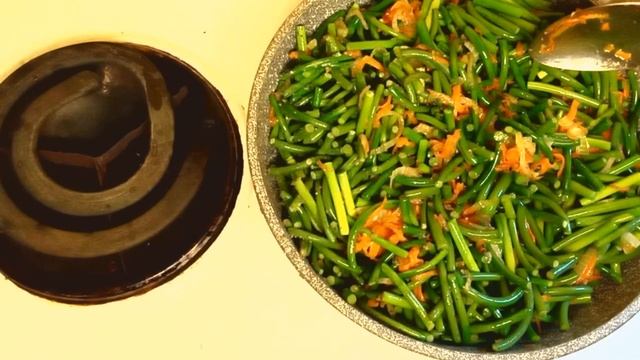 КАК ВКУСНО ПРИГОТОВИТЬ ЧЕСНОЧНЫЕ СТРЕЛКИ. ПРОСТОЙ РЕЦЕПТ НА СКОВОРОДЕ/Жареные Стрелки/БЫСТРО и СОЧН
