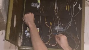 Замер напряжение в общим электрощитке Мультиметром МЕГЕОН 12300