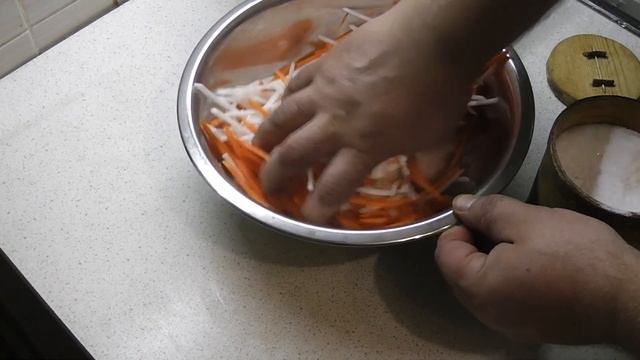 Канкочи - острая заправка.  Морковка и дайкон с канкочи.