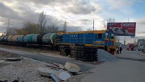 Маневровый тепловоз едет к аэродрому