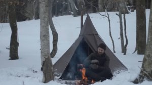 Поход в дикую природу — палатка, снег, самодельный топор и нож, базовый лагерь, дикая природа