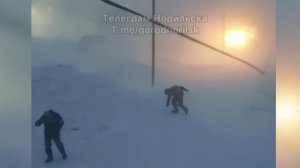 На Норильск обрушился мощный снежный шторм, который уже назвали "черной пургой"