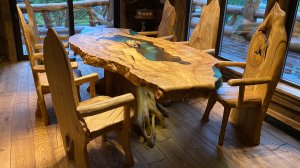 Обеденный стол из дерева на корне со стульями