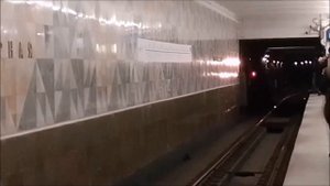 Новогодний электропоезд метро 81-710 "ЕЖ-3 №70 выезжает из оборотного тупика Планерной.