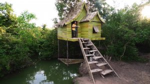 Хрупкая девушка построила дом на дереве.