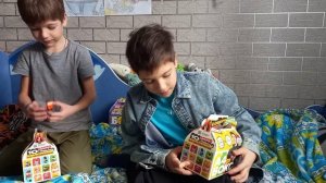 Родион_р4 и Федя показывают а4 бокс с челобриками