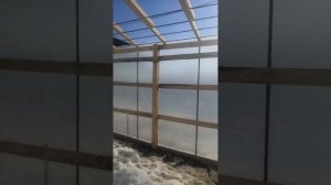 натягиваем плёнку на теплицу под лук