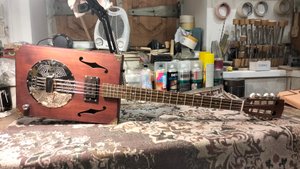 Восьми струнный резонаторный Cigar box guitar