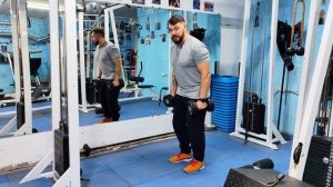 Протяжка гантелей стоя на заднюю дельту