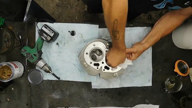 Norton Commando Mk3, contrôle, plan de joint et rodage des soupapes смотреть онлайн