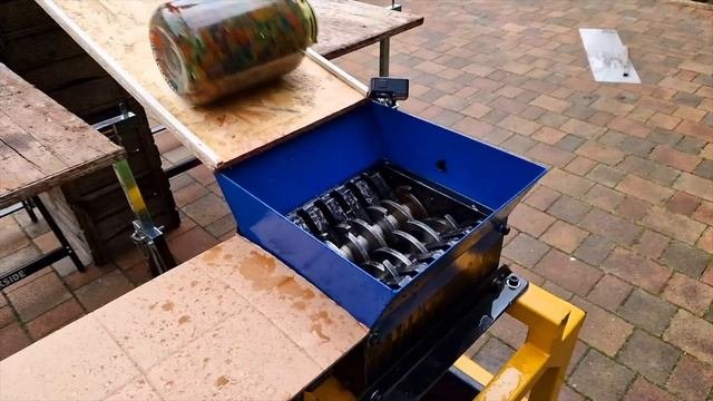 Разбивание стеклянных бутылок измельчителем _ Измельчение хрустящих и мягких продуктов