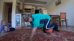 внучка с бабушкой играют / видео для детей