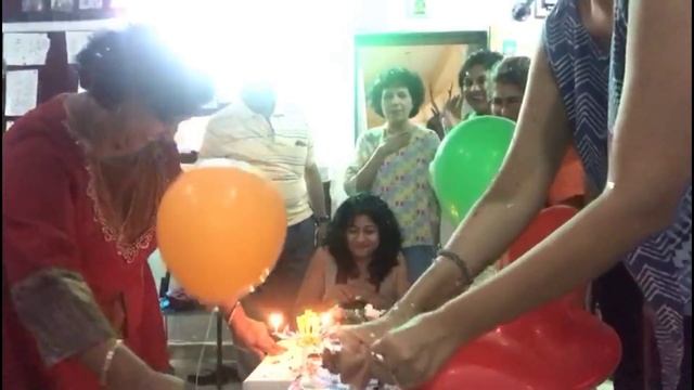 Explosion of balloon in birthday due to helium gas смотреть онлайн