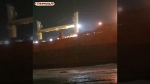 В сети публикуют видео севшего на мель на Сахалине сухогруза.