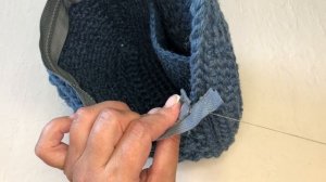 Вшиваем молнию по лицевой части сумочки  ( сумочка из джута BeltBag от  anna_knittedbags )