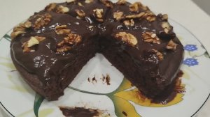 БЫСТРЫЙ ШОКОЛАДНЫЙ ПИРОГ К ЧАЮ, С ГЛАЗУРЬЮ И ОРЕХАМИ