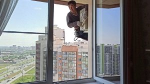 кондиционер под балконом