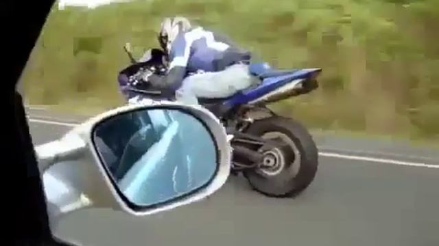 Спортбайк Yamaha R1 против BMW Нереальные мото трюки во время гонок смотреть онлайн