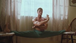 Жан Клод Ван Дамм сидит на шпагате ровно. Кровавый спорт