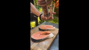 Стейк из красной рыбы на угольном гриле