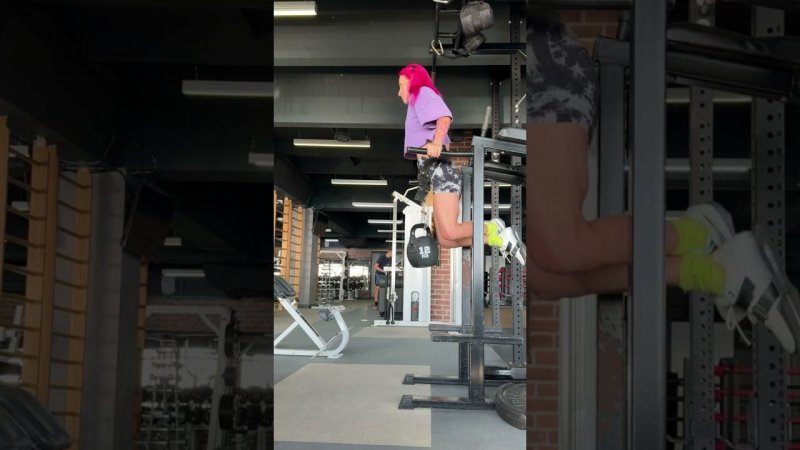 Отжимания на брусьях с весов #sports #спортивная #gymgirl #motivation #сильная #тренажерный