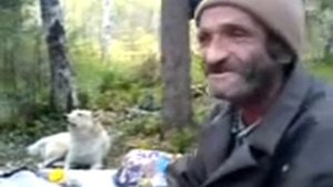 Пьяный дед, отжигает коней Ржака