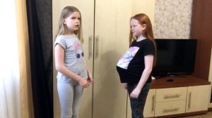 Ребенок и беременная тетя.