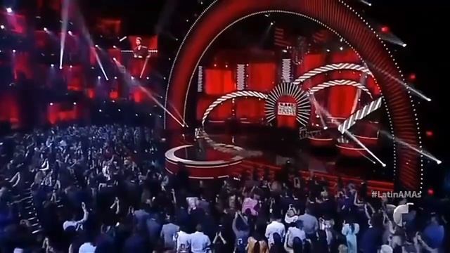 Enrique Iglesias winning the Award for Artista del Ano #artistoftheyear at the Latin AMA's tonight смотреть онлайн