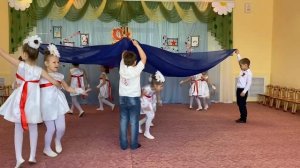 Танец "Ромашки у озера"