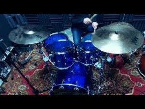 Ударная установка из синего акрила.