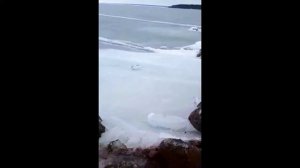 Лёд двигает камни