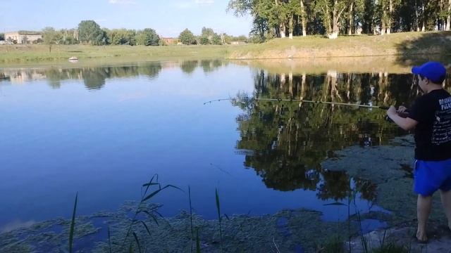 Трава, кусты, палки и маленький толстолобик. Рыбалка на спининг смотреть онлайн