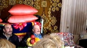 Танцует дедушка Каро с внуками