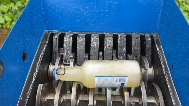 Разбивание стеклянных бутылок  с помощью измельчителя смотреть онлайн
