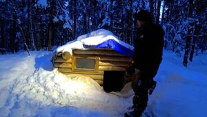 С ТРУДОМ ДОБРАЛСЯ ДО ИЗБЫ! ПОСТАВИЛ ПЕЧЬ! НЕ ХВАТИЛО ДОСОК НА ПОЛ В ЗЕМЛЯНКЕ! ОДИН В ЛЕСУ