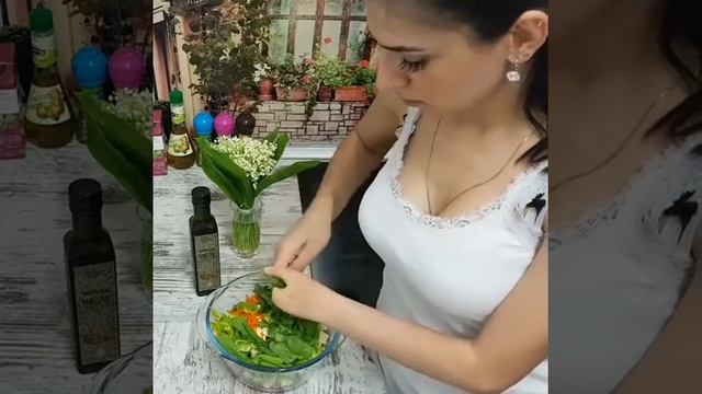 Этот салат заправлен тыквенным маслом😋