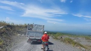 Строительство, обычный рабочий день в карьере