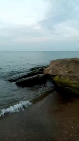 Каспийское море в Дагестане, на море рыбаки ловят рыбу