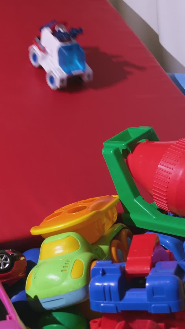 Машинки падают в бассейн с шариками смотреть онлайн