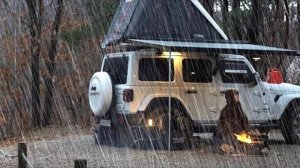№7 Одиночный автомобильный кемпинг под дождем