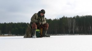 Рыбалка на безмотылку в глухозимье, на озере где много рыбы, но не лёгком  для рыбаков