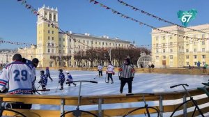 На открытом катке в центре Смоленска прошел хоккейный матч между детьми и родителями